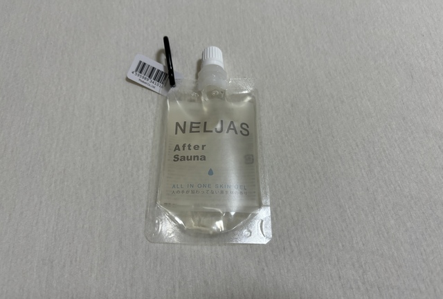 カラビナ付き軽量の薄型パウチだから持ち運びに便利